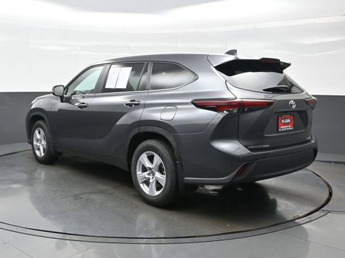 Used 2024 Toyota Highlander LE AWD/4WD image 4