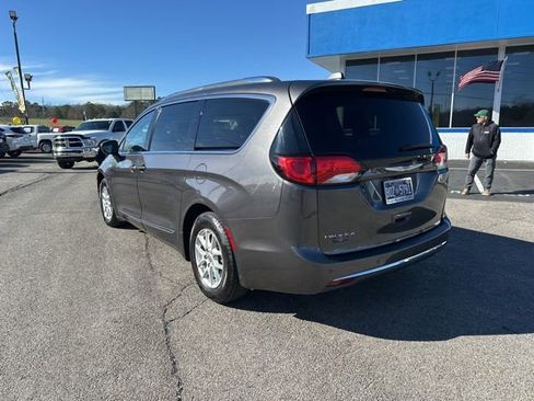 Used 2020 Chrysler Pacifica Touring-L image 8