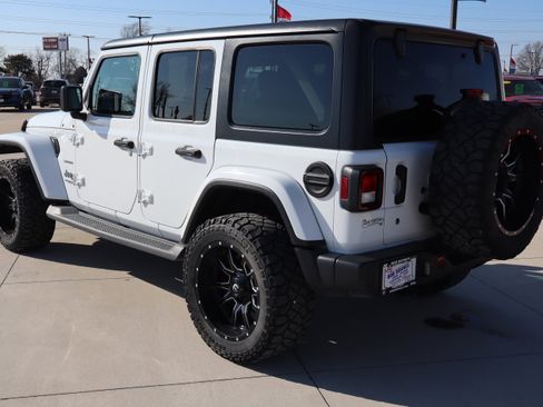 Used 2018 Jeep Wrangler Unlimited Sahara image 7
