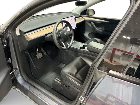 Certified 2023 Tesla Model Y AWD image 9