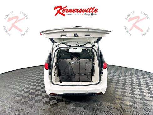 Used 2020 Chrysler Pacifica Touring image 28