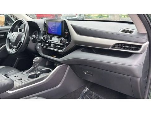 Used 2024 Toyota Highlander XLE FWD image 41
