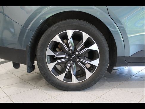 Used 2022 Kia Carnival EX FWD image 11