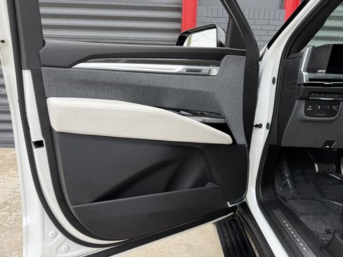 Used 2025 Cadillac Escalade ESV V image 9