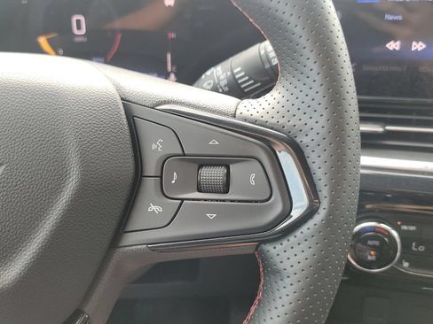 Used 2025 Chevrolet Trax RS w/ Sunroof Package FWD image 21