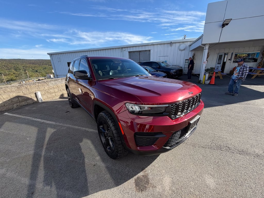 Used 2023 Jeep Grand Cherokee Altitude AWD/4WD image 7