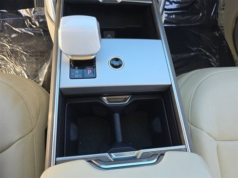 Certified 2024 Land Rover Range Rover SV image 26