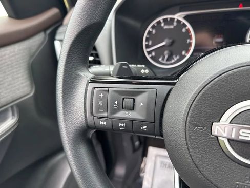 Used 2023 Nissan Rogue SV image 17