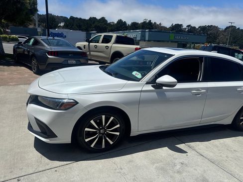 Used 2024 Honda Civic EX-L image 3