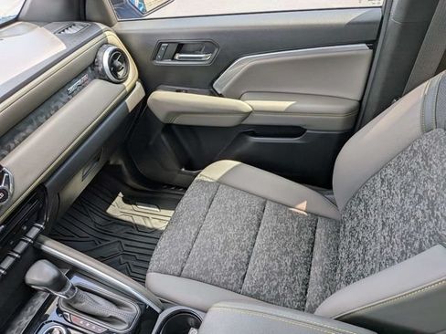 Used 2024 Chevrolet Colorado ZR2 w/ Technology Package AWD/4WD image 17