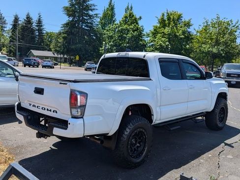 Used 2020 Toyota Tacoma TRD Sport w/ TRD Premium Sport Package AWD/4WD image 9