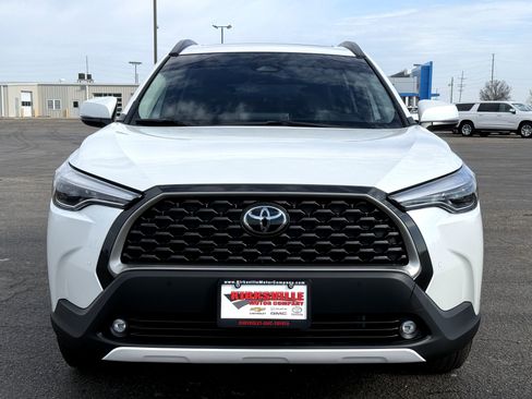 Used 2024 Toyota Corolla Cross XLE w/ Convenience Package image 8