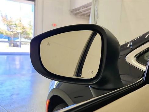 Used 2023 Chrysler Pacifica Touring-L FWD image 26