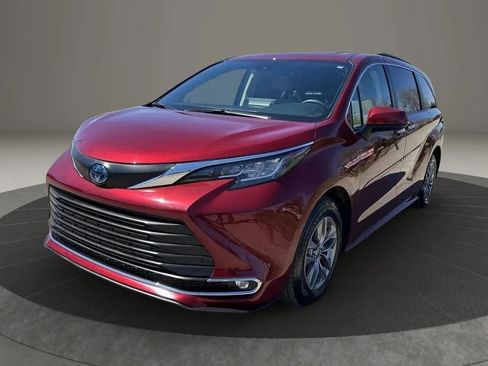 Used 2021 Toyota Sienna XLE image 2