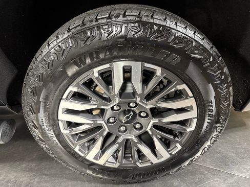 Used 2025 Chevrolet Suburban Z71 AWD/4WD image 12
