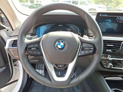 Used 2022 BMW 530e xDrive w/ Premium Package AWD/4WD image 20