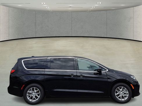 New 2025 Chrysler Pacifica Select image 4