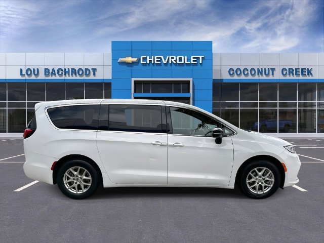 Used 2024 Chrysler Pacifica Touring FWD image 9