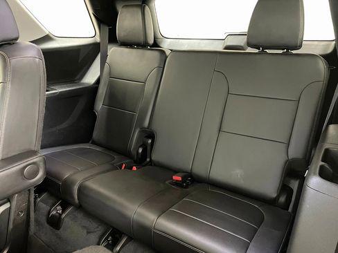 Used 2021 Chevrolet Traverse LT image 11
