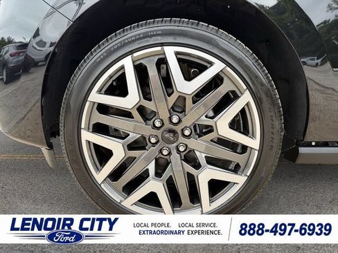 Used 2026 Ford Expedition Platinum w/ Platinum Ultimate Package AWD/4WD image 9