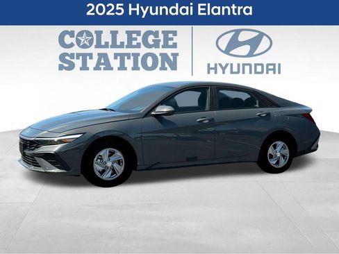 Used 2025 Hyundai Elantra SE image 2