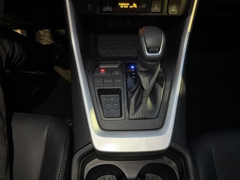 Used 2021 Toyota RAV4 XLE Premium image 15