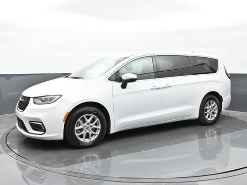 Used 2023 Chrysler Pacifica Touring FWD image 8