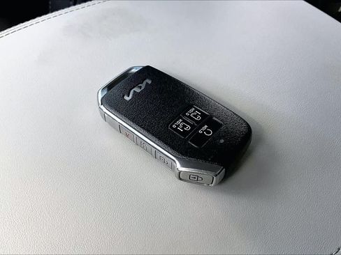 Used 2024 Kia Carnival EX FWD image 15