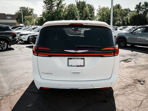 Used 2026 Chrysler Pacifica Select FWD image 5