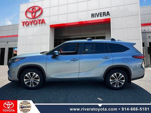 Used 2023 Toyota Highlander XLE AWD/4WD image 2