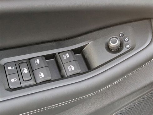 New 2025 Jeep Grand Cherokee Altitude image 10