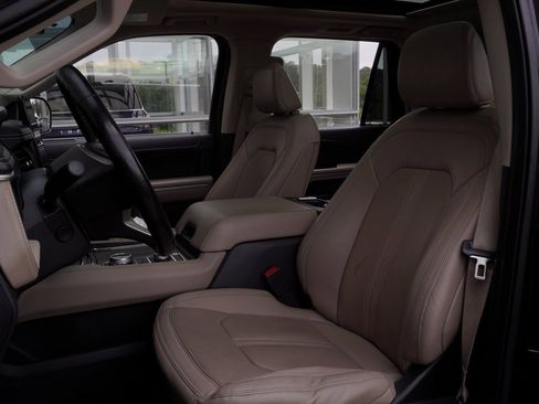 Used 2022 Ford Expedition Max Limited image 19