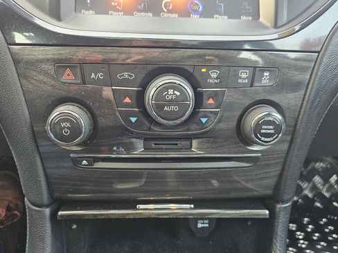 Used 2014 Chrysler 300 C image 24