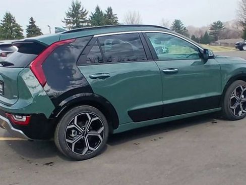 Certified 2023 Kia Niro SX Touring image 3