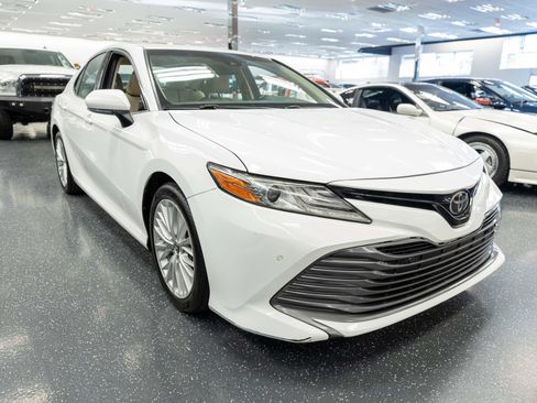 Used 2018 Toyota Camry XLE FWD image 3
