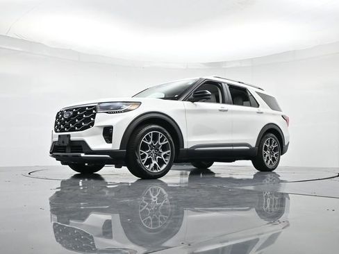 Certified 2025 Ford Explorer Platinum w/ Ultimate Package image 35