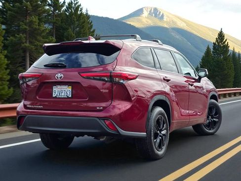 Used 2023 Toyota Highlander XLE image 7