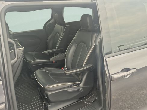 Used 2020 Chrysler Pacifica Limited w/ Advanced Safetytec Group FWD image 26