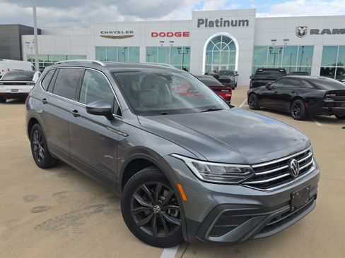 Used 2024 Volkswagen Tiguan SE FWD image 1