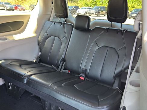 Used 2024 Chrysler Pacifica Touring-L FWD image 6