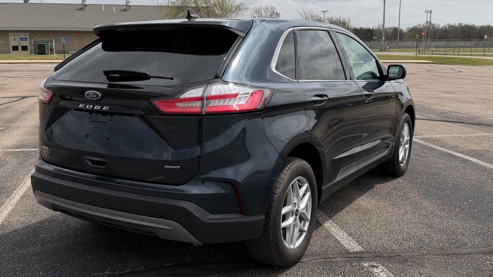 Certified 2024 Ford Edge SEL w/ Convenience Package AWD/4WD image 3