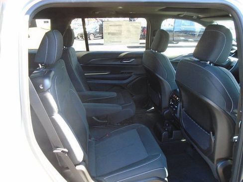 New 2025 Jeep Grand Cherokee L Laredo image 10