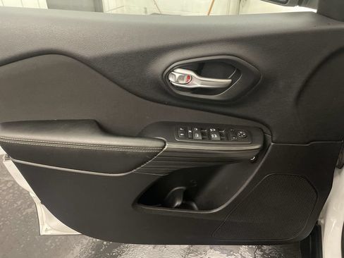Used 2016 Jeep Cherokee Latitude FWD image 15