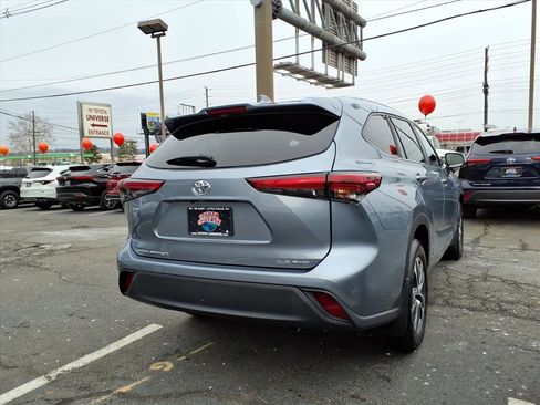 Certified 2023 Toyota Highlander XLE image 6