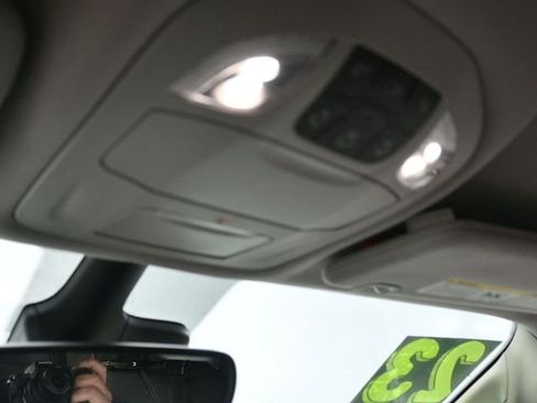 Used 2023 Chrysler Pacifica Touring-L image 21