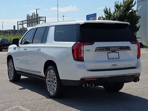Used 2023 GMC Yukon XL Denali Ultimate AWD/4WD image 4