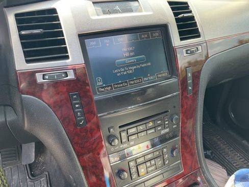 Used 2011 Cadillac Escalade ESV Luxury image 12