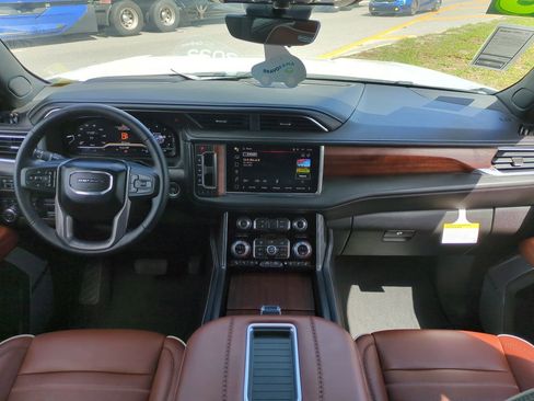 Used 2023 GMC Yukon Denali Ultimate AWD/4WD image 15