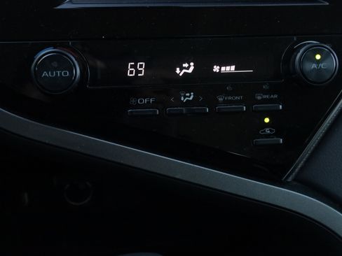 Used 2019 Toyota Camry SE image 5