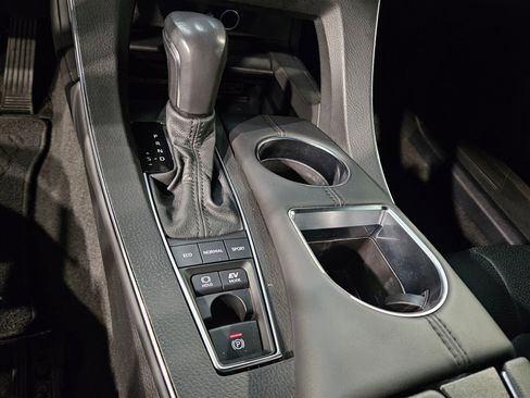 Used 2022 Toyota Avalon Limited image 34